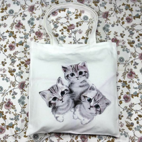 画像1: 猫柄トートバッグ キャンバス白地 軽量 かわいい3匹のネコ (1)