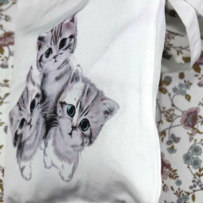 画像1: 猫柄トートバッグ ショルダーバッグ キャンバス白地 軽量 かわいい3匹のネコ