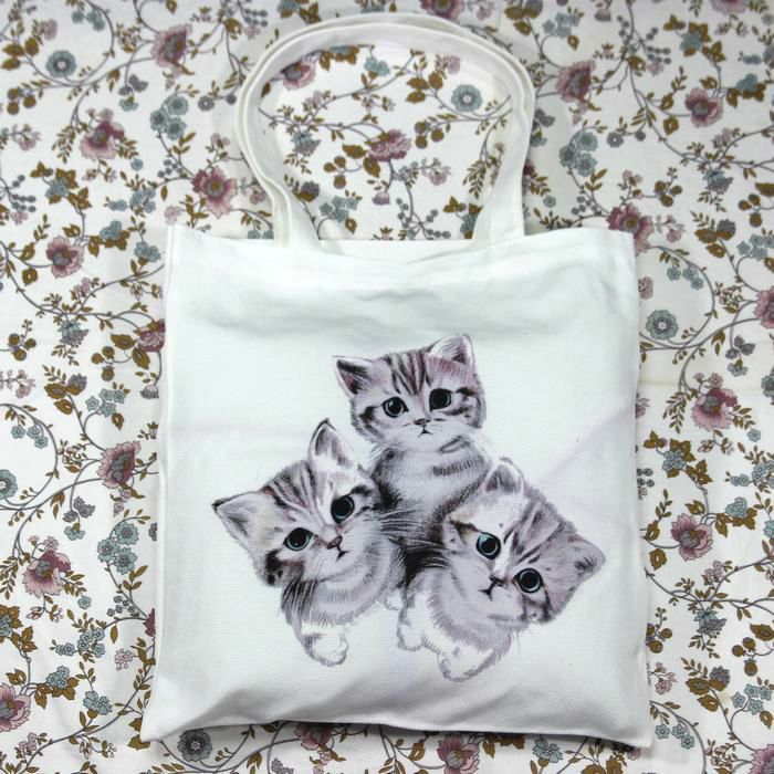 猫柄トートバッグ ショルダーバッグ キャンバス白地 軽量 かわいい3匹のネコ